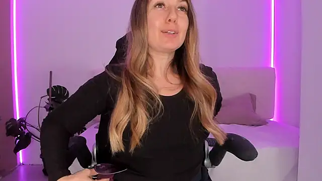 LindaWhite  online show from November 20, 2025, 5:23 pm