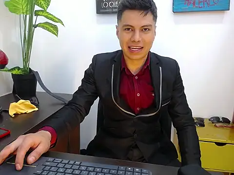 AquilesTaylor online show from July 11, 2026, 12:41 pm