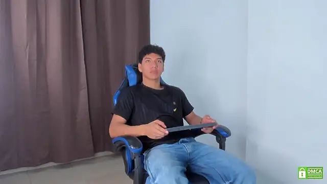 Snapshot of Maximiliano_Young chatting on June 11, 2026, 12:36 pm Maximiliano Young online show from June 11, 2026, 12:36 pm