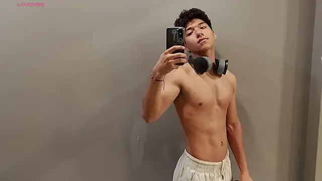 Snapshot of Maximiliano_Young chatting on July 11, 2026, 11:57 am Maximiliano Young online show from July 11, 2026, 11:57 am