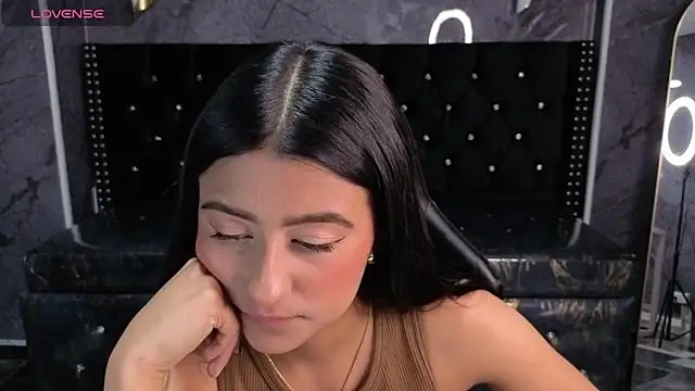Snapshot of Catalella_Little_B chatting on June 2, 2026, 8:33 pm Catalella Little B online show from June 2, 2026, 8:33 pm