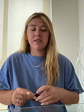 Snapshot of allyanalangell chatting on July 18, 2026, 5:39 pm allyanalangell online show from July 18, 2026, 5:39 pm