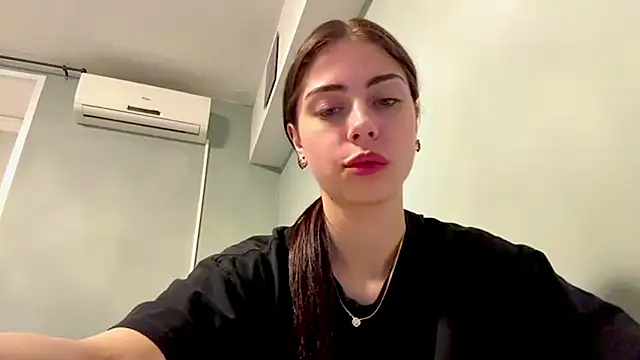 Snapshot of LianaMagic chatting on June 1, 2026, 5:03 pm LianaMagic online show from June 1, 2026, 5:03 pm