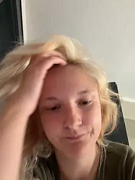 Snapshot of Viviluu_Offiziell chatting on June 5, 2026, 3:18 pm Viviluu Offiziell online show from June 5, 2026, 3:18 pm