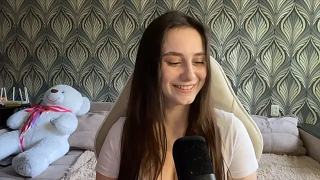 Snapshot of LauriWhitlock chatting on June 2, 2026, 12:07 pm LauriWhitlock online show from June 2, 2026, 12:07 pm