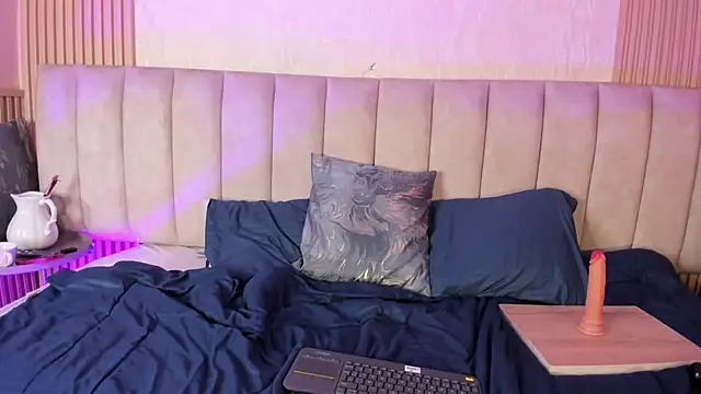 julimonroe  online show from June 5, 2026, 6:52 am