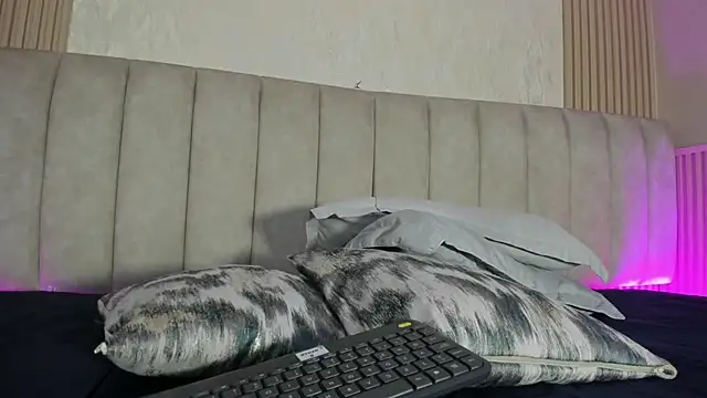 julimonroe  online show from July 10, 2026, 1:21 am