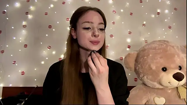Snapshot of itskylieee chatting on June 10, 2026, 10:25 am itskylieee online show from June 10, 2026, 10:25 am