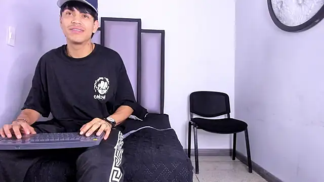Snapshot of Alejitoo_23 chatting on June 12, 2026, 11:42 am Alejitoo 23 online show from June 12, 2026, 11:42 am