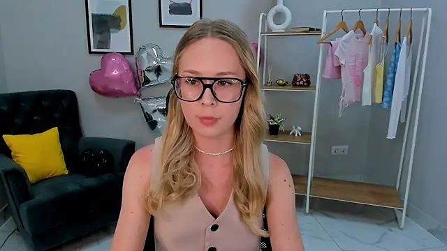 Snapshot of Dana_Long chatting on June 7, 2026, 12:53 pm Dana Long online show from June 7, 2026, 12:53 pm