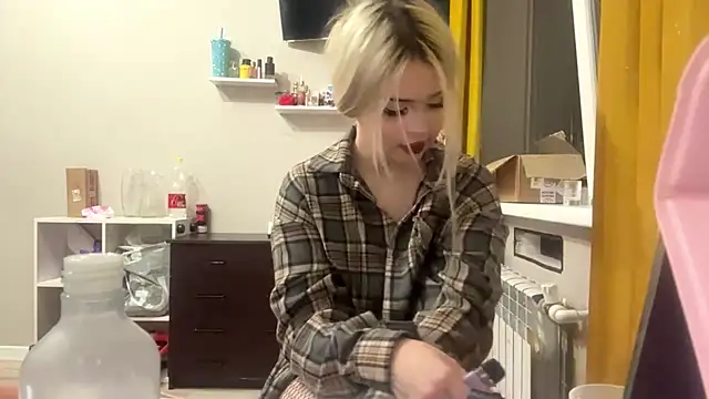 moonluv33 online show from June 25, 2026, 1:59 pm