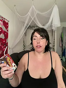 juliee1979 online show from June 26, 2026, 5:17 pm
