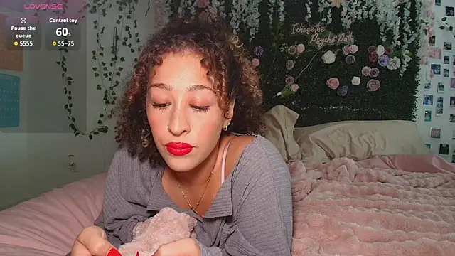 Snapshot of LyraCovee chatting on June 15, 2026, 12:24 am LyraCovee online show from June 15, 2026, 12:24 am