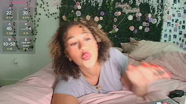 Snapshot of LyraCovee chatting on June 25, 2026, 12:43 am LyraCovee online show from June 25, 2026, 12:43 am
