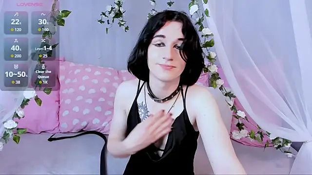 Snapshot of MickeQuinee chatting on June 8, 2026, 10:04 am MickeQuinee online show from June 8, 2026, 10:04 am
