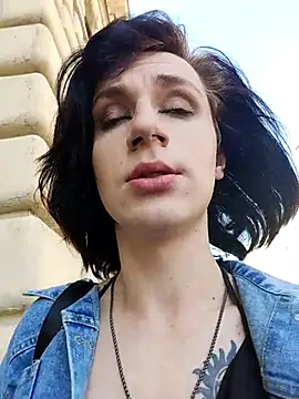 MickeQuinee online show from July 17, 2026, 9:16 am
