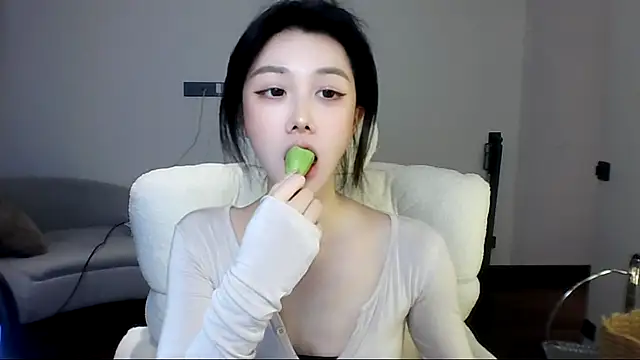 Snapshot of SylvieMaya chatting on June 28, 2026, 5:30 pm SylvieMaya online show from June 28, 2026, 5:30 pm