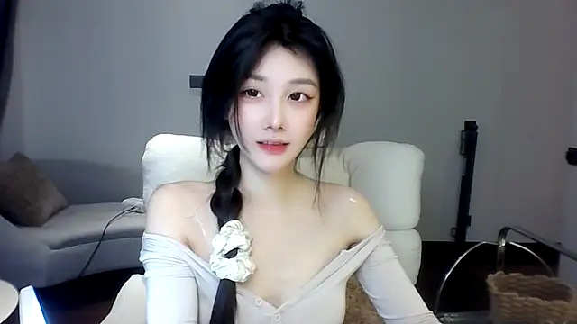 Snapshot of SylvieMaya chatting on July 17, 2026, 7:19 pm SylvieMaya online show from July 17, 2026, 7:19 pm