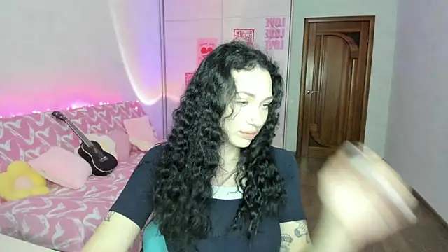 Snapshot of elisskriter chatting on June 17, 2026, 12:18 pm elisskriter online show from June 17, 2026, 12:18 pm