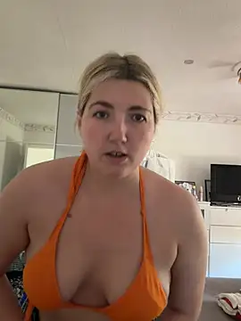Snapshot of LauraStarr chatting on June 25, 2026, 12:09 pm LauraStarr online show from June 25, 2026, 12:09 pm
