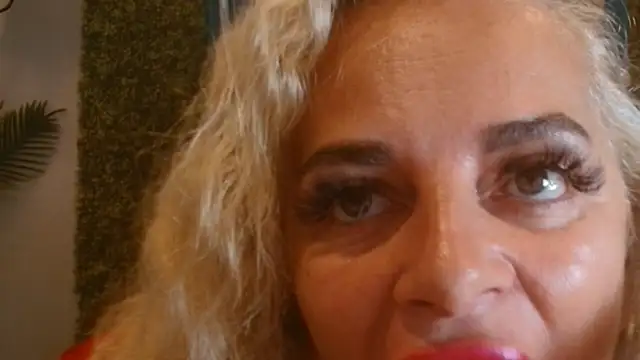 Snapshot of ElviraZoi chatting on July 8, 2026, 6:18 am ElviraZoi online show from July 8, 2026, 6:18 am
