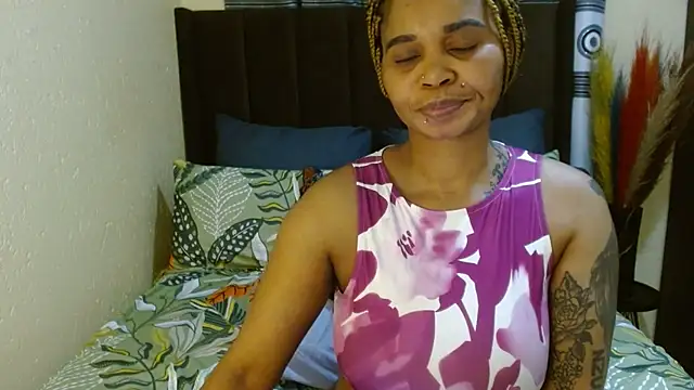 Snapshot of NaughtyLuux12 chatting on July 23, 2026, 4:21 am NaughtyLuux12 online show from July 23, 2026, 4:21 am