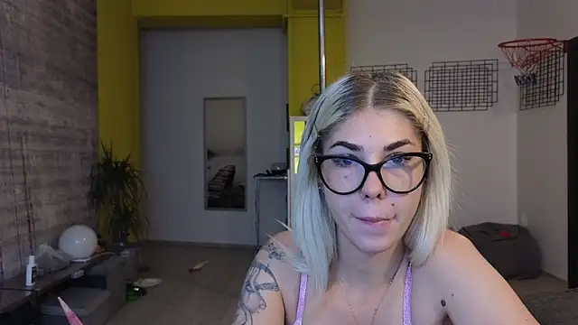 Sarahcamsx online show from June 18, 2026, 8:46 pm