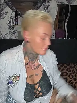 Snapshot of InkedMissLaBaehm chatting on June 17, 2026, 10:43 pm InkedMissLaBaehm online show from June 17, 2026, 10:43 pm