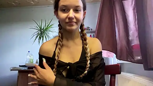 Snapshot of AuroraQT chatting on July 29, 2026, 12:36 pm AuroraQT online show from July 29, 2026, 12:36 pm