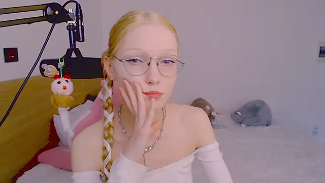Snapshot of blush chatting on July 5, 2026, 8:43 am blush online show from July 5, 2026, 8:43 am