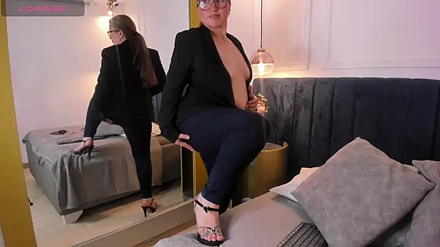Snapshot of Susan_Jolie chatting on July 7, 2026, 3:42 am Susan Jolie online show from July 7, 2026, 3:42 am