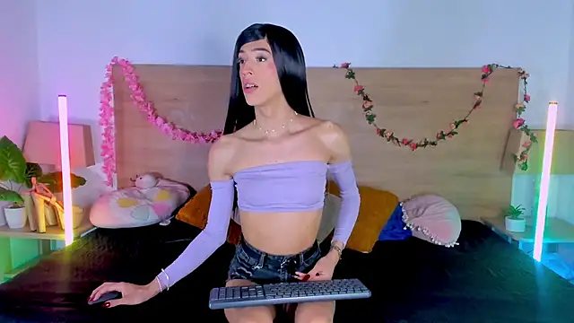 LaraRous online show from July 13, 2026, 9:39 pm