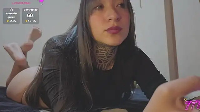 isasaenz  online show from July 14, 2026, 3:33 am