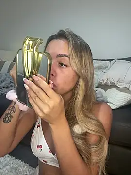 Snapshot of Harrietbronzex chatting on August 3, 2026, 2:22 pm Harrietbronzex online show from August 3, 2026, 2:22 pm