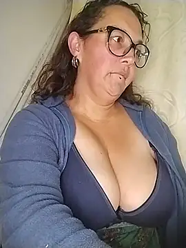 Snapshot of _Saraqueen-- chatting on July 5, 2026, 4:19 am Saraqueen-- online show from July 5, 2026, 4:19 am