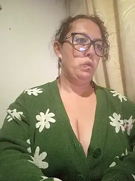 Snapshot of _Saraqueen-- chatting on August 2, 2026, 1:04 am Saraqueen-- online show from August 2, 2026, 1:04 am