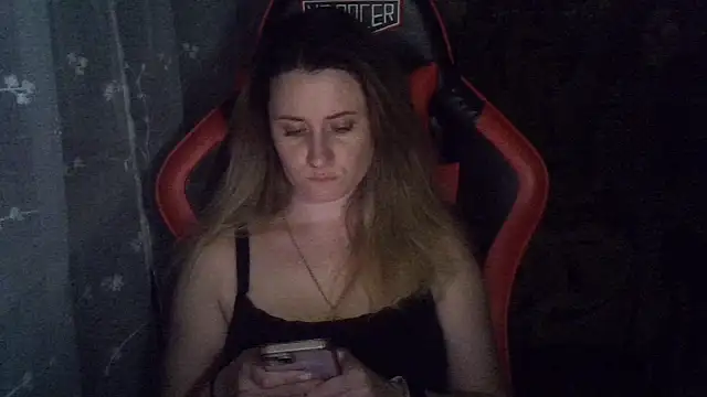 KiraKisskiss online show from June 15, 2026, 7:49 pm