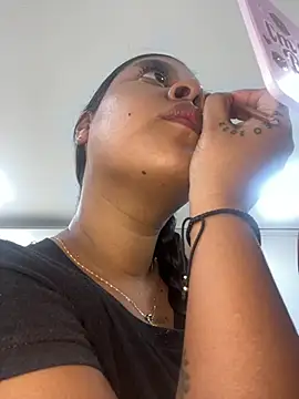 Snapshot of KarinaOficiaLL_ chatting on July 27, 2026, 2:13 pm KarinaOficiaLL online show from July 27, 2026, 2:13 pm