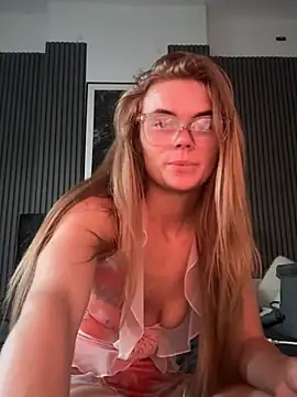 TaliaWhiteX online show from June 25, 2026, 8:24 pm