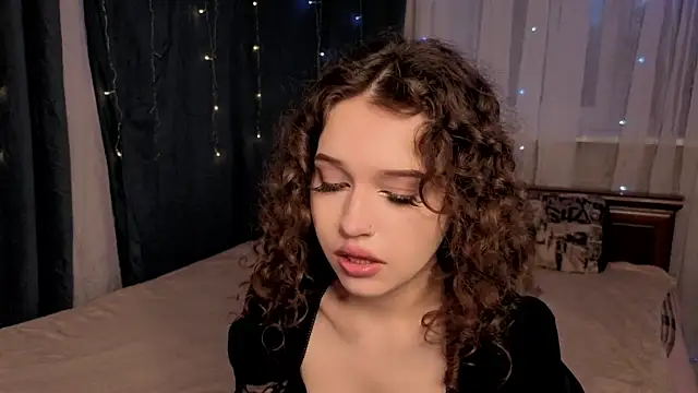 Snapshot of EsterReichert chatting on August 3, 2026, 6:44 pm EsterReichert online show from August 3, 2026, 6:44 pm