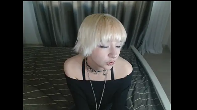 Snapshot of RoxyLien chatting on June 21, 2026, 4:20 pm RoxyLien online show from June 21, 2026, 4:20 pm