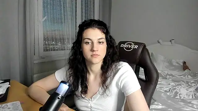 Snapshot of Avelinatt chatting on July 16, 2026, 9:21 pm Avelinatt online show from July 16, 2026, 9:21 pm
