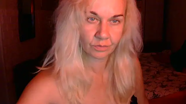 Snapshot of Ravelynni chatting on August 3, 2026, 6:44 pm Ravelynni online show from August 3, 2026, 6:44 pm