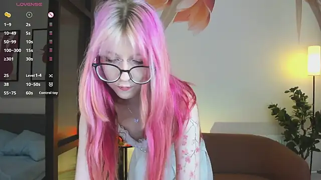 Lola Ray  online show from June 30, 2026, 11:55 am
