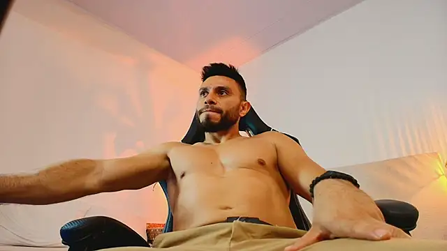 Mateo Vega  online show from June 25, 2026, 3:39 am