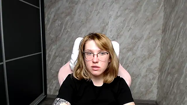 Reginasmilee online show from March 9, 2025, 11:14 am