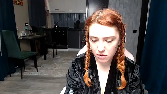 Reginasmilee online show from April 6, 2026, 2:42 am