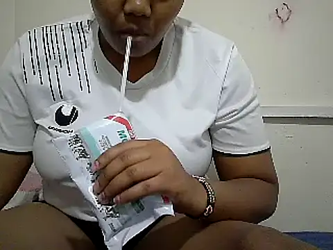 Snapshot of QueenAtynat chatting on June 30, 2026, 1:23 pm QueenAtynat online show from June 30, 2026, 1:23 pm