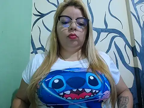 Snapshot of Lunay_Hot chatting on July 7, 2026, 12:20 pm Lunay Hot online show from July 7, 2026, 12:20 pm
