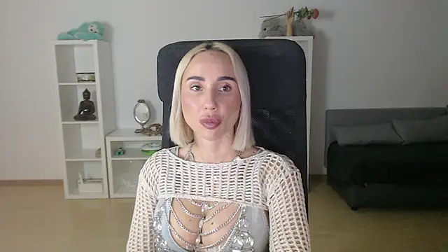 Snapshot of Blondie_VIP chatting on July 2, 2026, 8:20 am Blondie VIP online show from July 2, 2026, 8:20 am